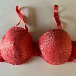 Daisy Fuentes Peach Buster Bra‎ With Adjustable Straps - Size 42D.